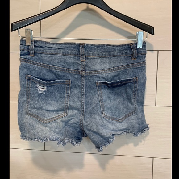 High-waisted button up fringe jean shorts - Picture 2 of 2